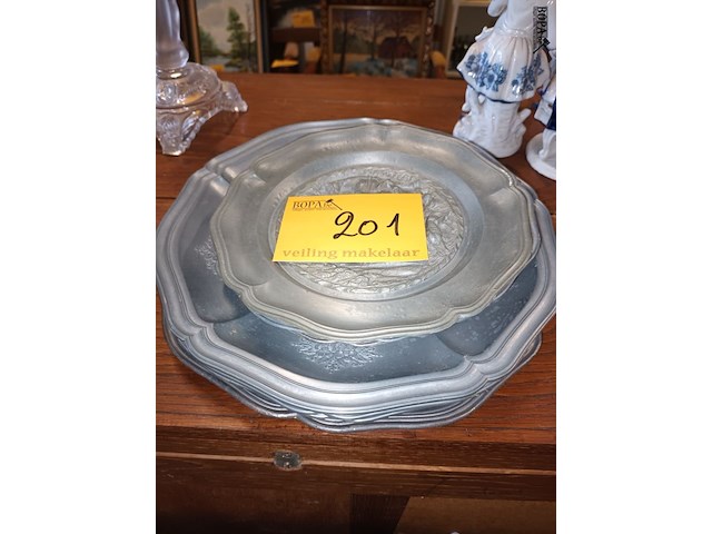 Lot 201 - sierborden in tin. 9 stuks - afbeelding 1 van  6