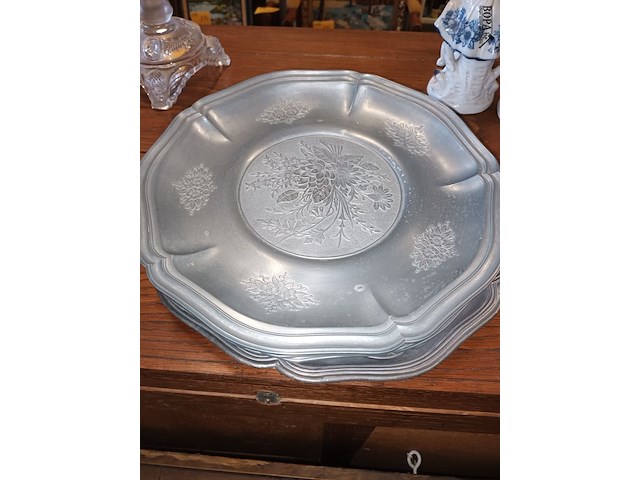 Lot 201 - sierborden in tin. 9 stuks - afbeelding 4 van  6