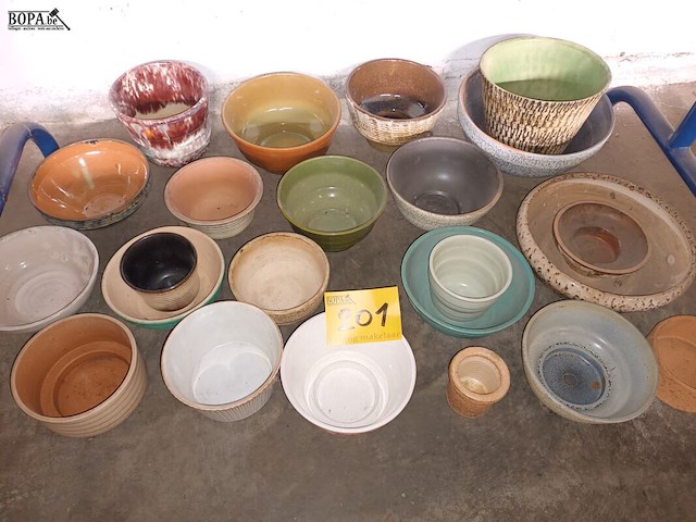 Lot 201 - vintage bloempotten. 23 stuks - afbeelding 1 van  3