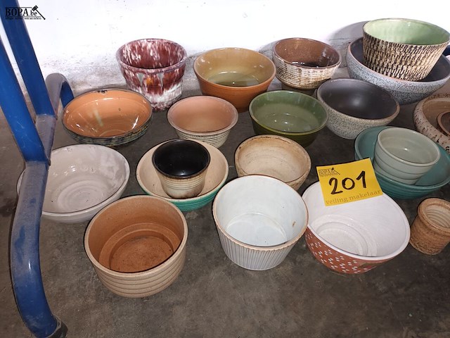 Lot 201 - vintage bloempotten. 23 stuks - afbeelding 2 van  3