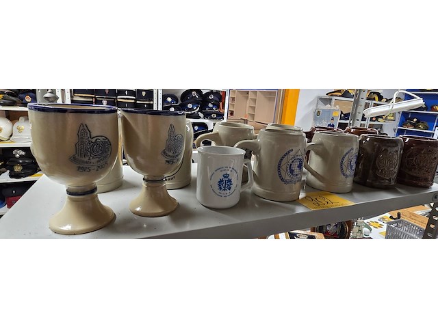 Lot 202 - bekers met diverse politie emblemen 13 stuks - afbeelding 1 van  5