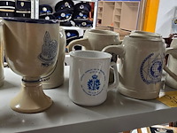 Lot 202 - bekers met diverse politie emblemen 13 stuks - afbeelding 1 van  5