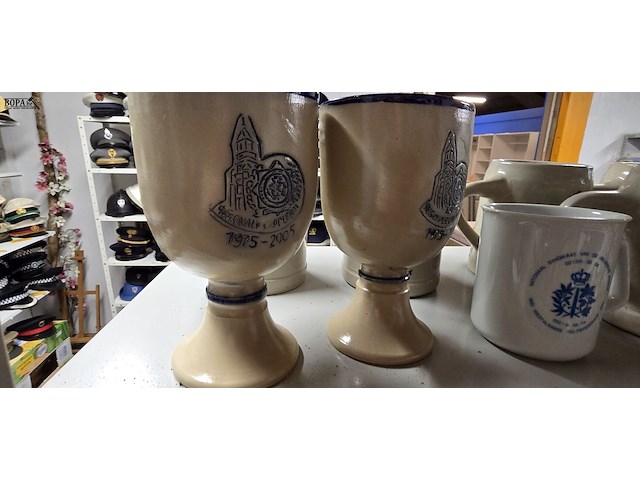 Lot 202 - bekers met diverse politie emblemen 13 stuks - afbeelding 2 van  5