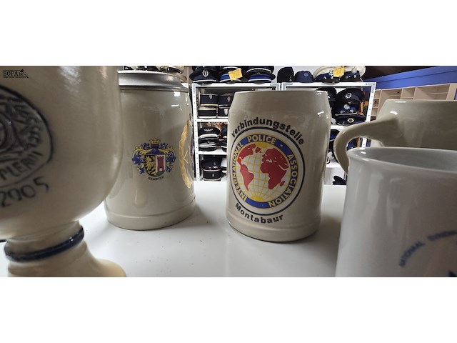 Lot 202 - bekers met diverse politie emblemen 13 stuks - afbeelding 3 van  5