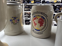 Lot 202 - bekers met diverse politie emblemen 13 stuks - afbeelding 3 van  5