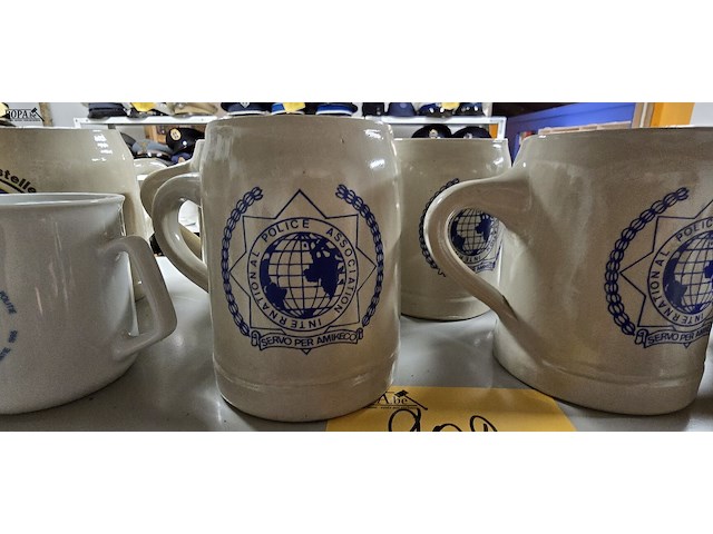Lot 202 - bekers met diverse politie emblemen 13 stuks - afbeelding 4 van  5