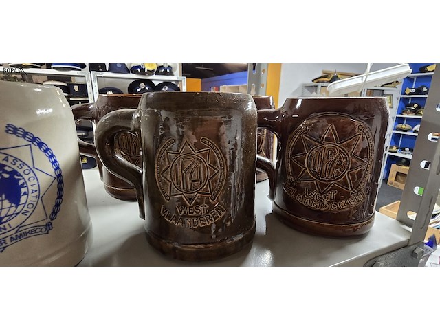 Lot 202 - bekers met diverse politie emblemen 13 stuks - afbeelding 5 van  5