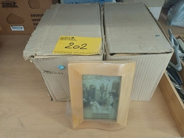 Lot 202 - fotokaders in hout - afbeelding 1 van  3