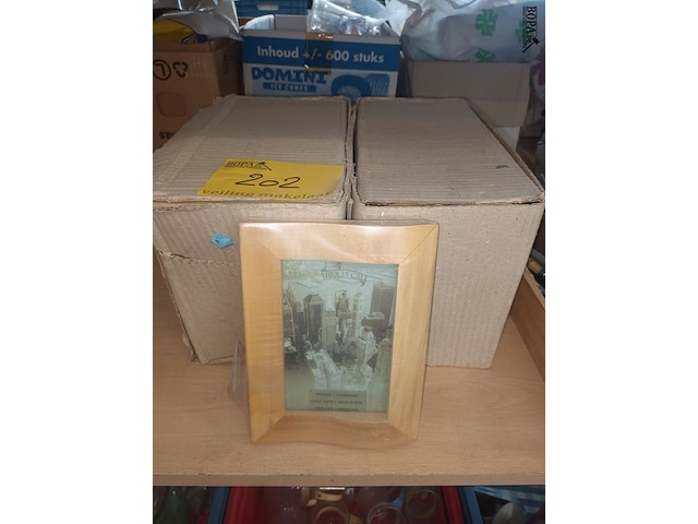 Lot 202 - fotokaders in hout - afbeelding 3 van  3