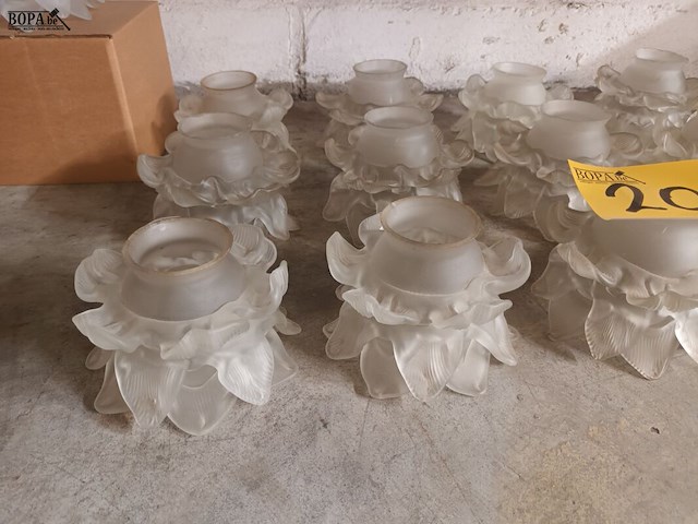 Lot 202 - glazen lampenkapjes. 13 stuks - afbeelding 2 van  4
