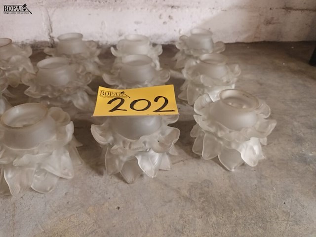Lot 202 - glazen lampenkapjes. 13 stuks - afbeelding 3 van  4