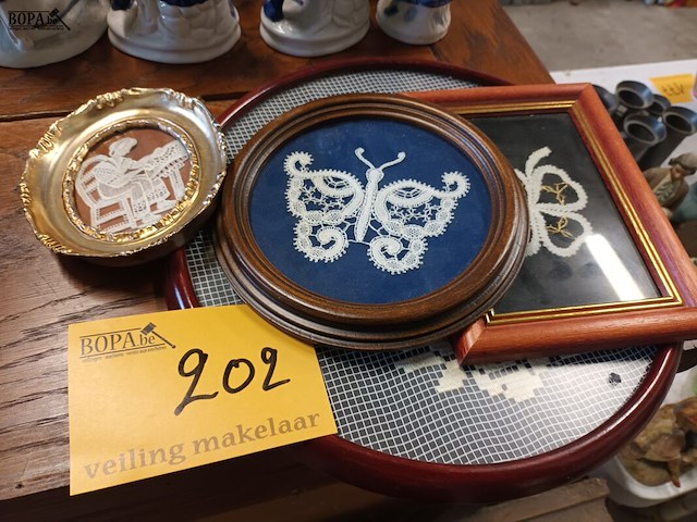 Lot 202 - kaders met kantwerk. 4 stuks - afbeelding 1 van  4