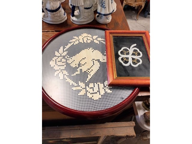 Lot 202 - kaders met kantwerk. 4 stuks - afbeelding 4 van  4