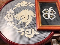 Lot 202 - kaders met kantwerk. 4 stuks - afbeelding 4 van  4