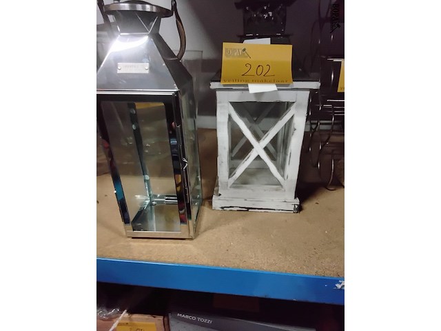 Lot 202 - lantaarn zilverkleur lifestyle at home + houten landelijke l - afbeelding 1 van  1