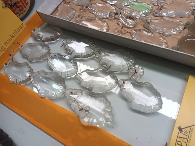 Lot 202 - lot glazen bellen en bollen voor lusters - afbeelding 2 van  4