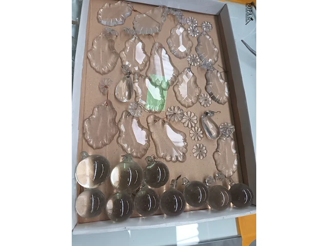 Lot 202 - lot glazen bellen en bollen voor lusters - afbeelding 3 van  4