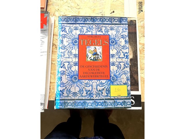 Lot 202 - tegels de geschiedenis van de decoratieveaardewerktegel - afbeelding 1 van  6