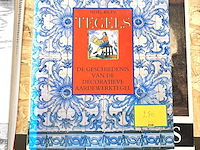Lot 202 - tegels de geschiedenis van de decoratieveaardewerktegel - afbeelding 1 van  6