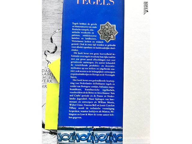 Lot 202 - tegels de geschiedenis van de decoratieveaardewerktegel - afbeelding 2 van  6