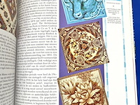 Lot 202 - tegels de geschiedenis van de decoratieveaardewerktegel - afbeelding 4 van  6