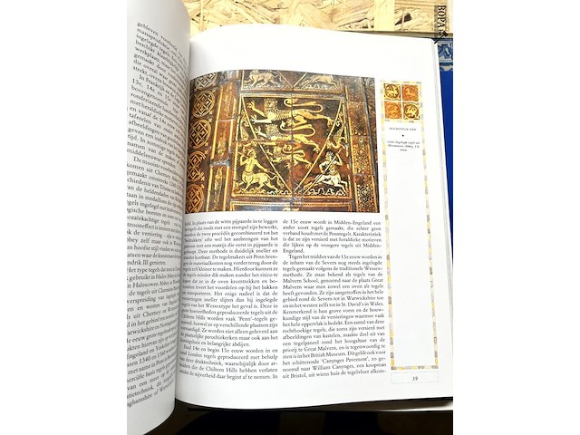 Lot 202 - tegels de geschiedenis van de decoratieveaardewerktegel - afbeelding 5 van  6