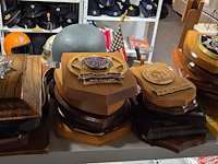 Lot 203 - aandenkens op houten paneel ong 29 stuks - afbeelding 1 van  6