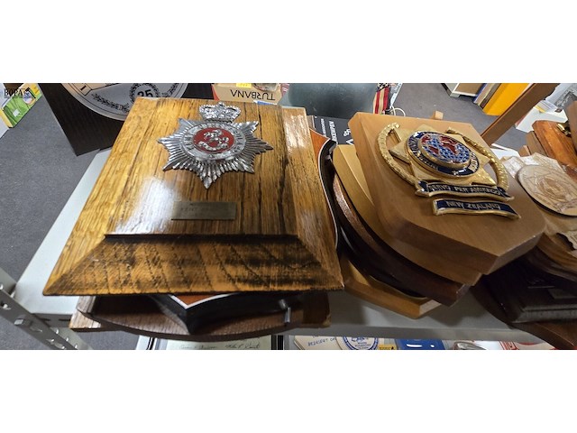 Lot 203 - aandenkens op houten paneel ong 29 stuks - afbeelding 3 van  6