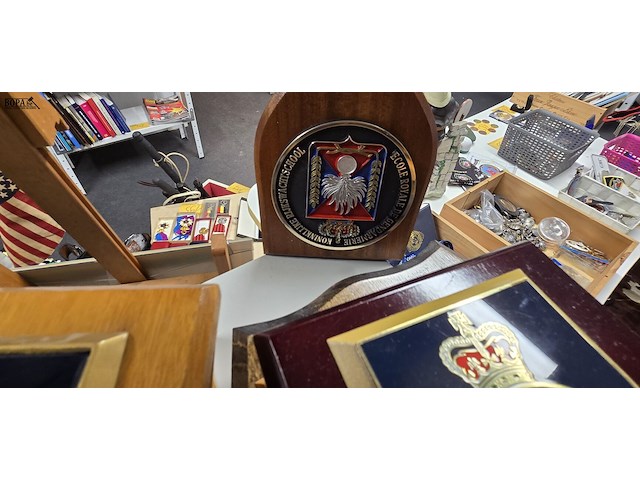 Lot 203 - aandenkens op houten paneel ong 29 stuks - afbeelding 6 van  6