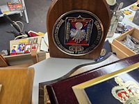 Lot 203 - aandenkens op houten paneel ong 29 stuks - afbeelding 6 van  6