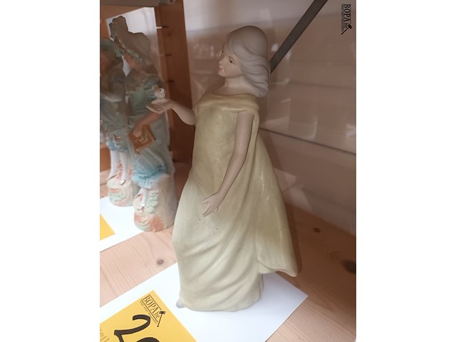 Lot 203 - dame met vogel in porselein - afbeelding 2 van  4
