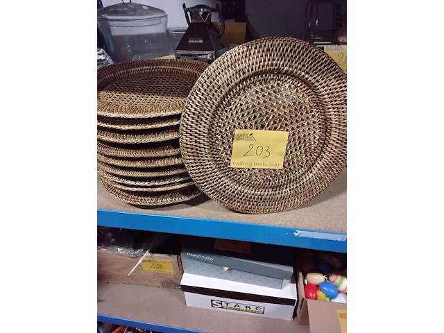 Lot 203 - rotan onderborden vintage queens diam 32 - buitenrand 5 cm - - afbeelding 1 van  2