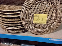 Lot 203 - rotan onderborden vintage queens diam 32 - buitenrand 5 cm - - afbeelding 1 van  2