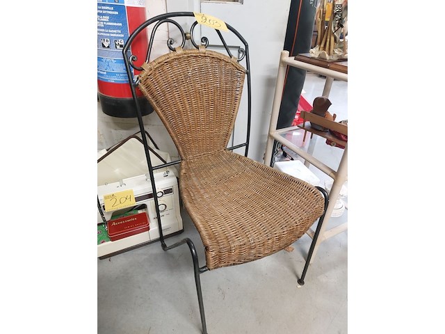 Lot 203 - smeedijzeren stoel met rotan zitting - afbeelding 1 van  1