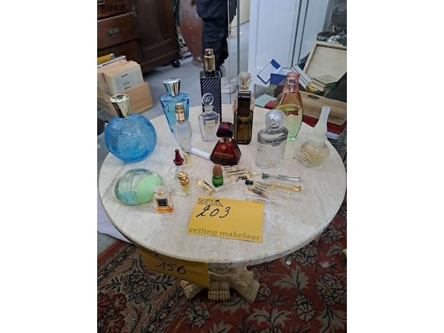 Lot 203 - verzamelobject: vintage parfumflesjes - afbeelding 1 van  3