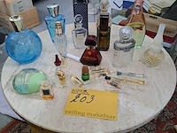 Lot 203 - verzamelobject: vintage parfumflesjes - afbeelding 1 van  3