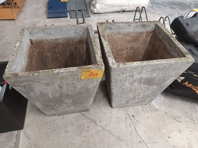 Lot 204 - betonnen bloempotten - 2 stuks - afbeelding 1 van  4