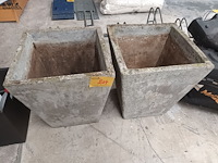 Lot 204 - betonnen bloempotten - 2 stuks - afbeelding 1 van  4