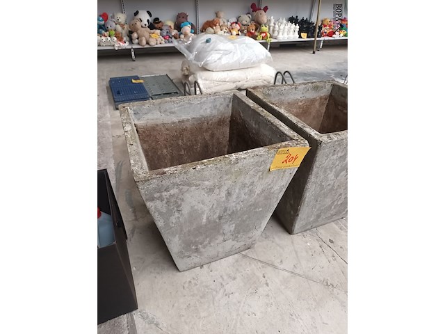 Lot 204 - betonnen bloempotten - 2 stuks - afbeelding 3 van  4