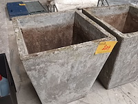 Lot 204 - betonnen bloempotten - 2 stuks - afbeelding 3 van  4