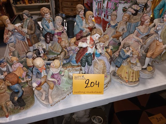 Lot 204 - biscuit beelden. 16 stuks - afbeelding 1 van  5