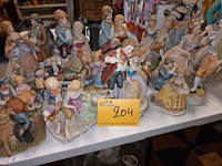 Lot 204 - biscuit beelden. 16 stuks - afbeelding 1 van  5