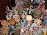 Lot 204 - biscuit beelden. 16 stuks - afbeelding 3 van  5