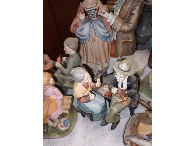 Lot 204 - biscuit beelden. 16 stuks - afbeelding 4 van  5