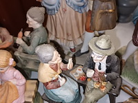 Lot 204 - biscuit beelden. 16 stuks - afbeelding 4 van  5