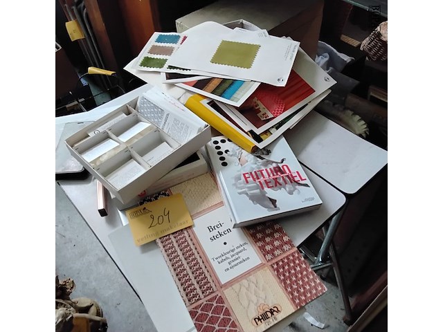 Lot 204 - lot boeken textiel en museumbox met inhoud katoen/natuurvez - afbeelding 1 van  2