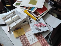 Lot 204 - lot boeken textiel en museumbox met inhoud katoen/natuurvez - afbeelding 1 van  2