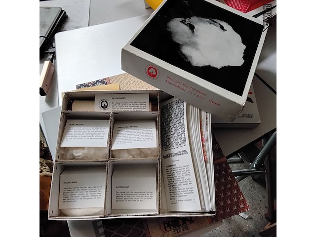 Lot 204 - lot boeken textiel en museumbox met inhoud katoen/natuurvez - afbeelding 2 van  2