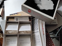 Lot 204 - lot boeken textiel en museumbox met inhoud katoen/natuurvez - afbeelding 2 van  2
