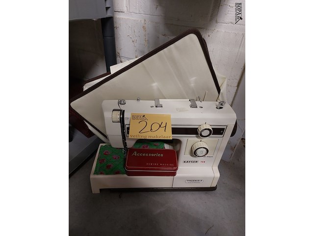 Lot 204 - naaimachine kayser met zak en accesoires - afbeelding 1 van  3